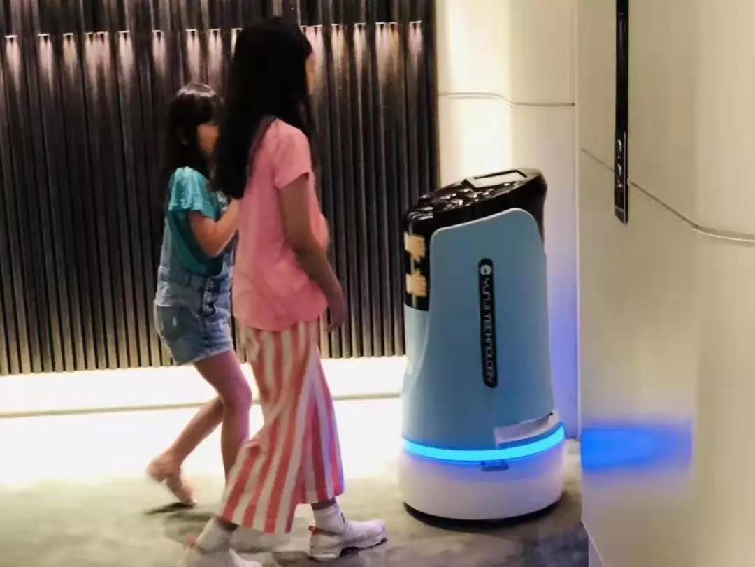 酒店机器人在为小朋友带路.jpg